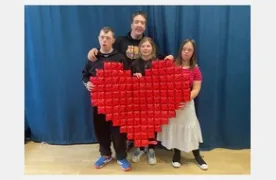 Uczniowie z symbolem Walentynek