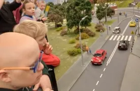 Podziwianie miniatur Warszawy na wystawie “Kolejkowo".