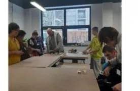 Uczniowie przygotowuja się do pracy