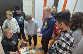 Uczniowie porządkują książki wg. wielkości