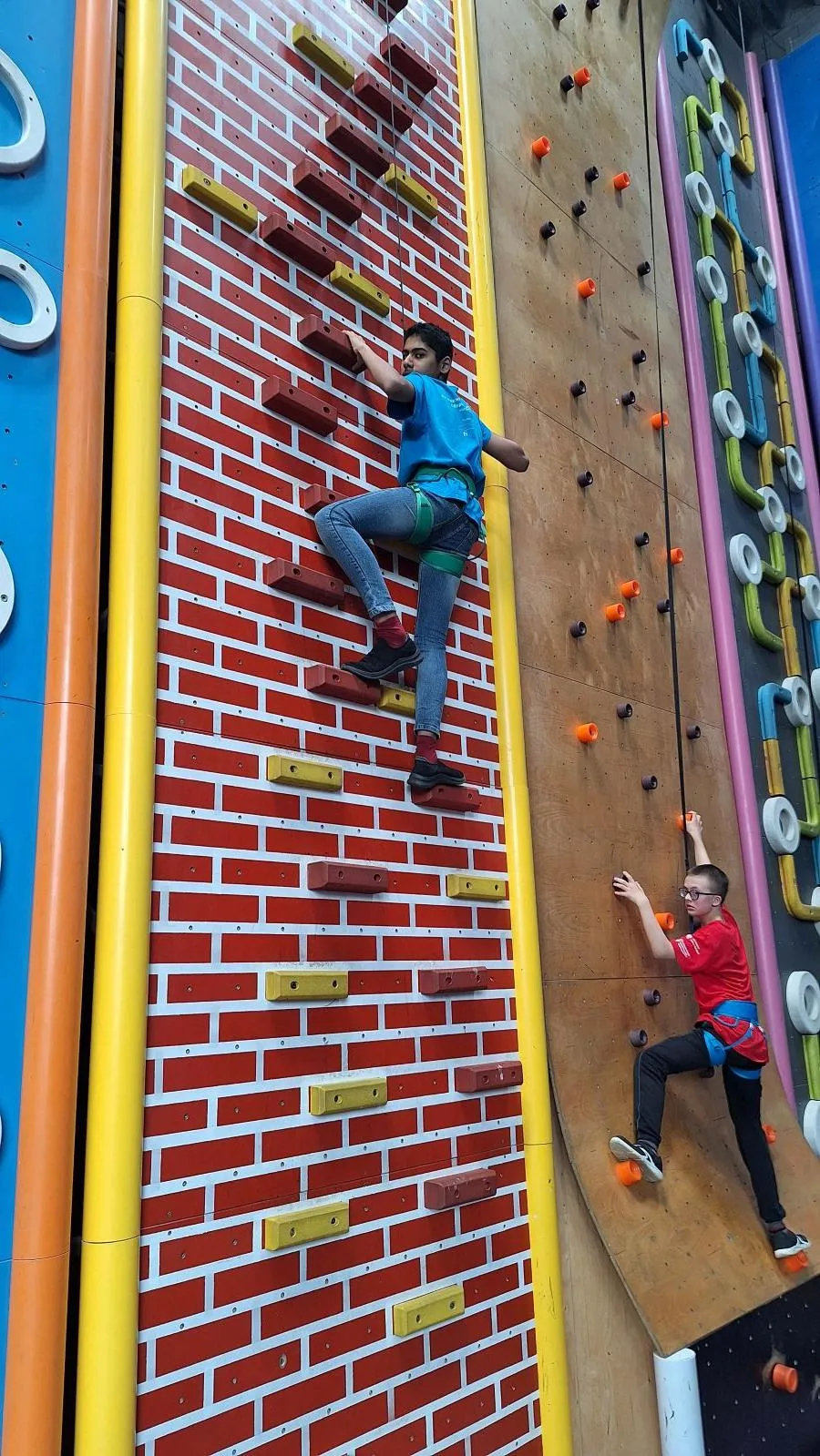 uczniowie na ściance wspinaczkowej