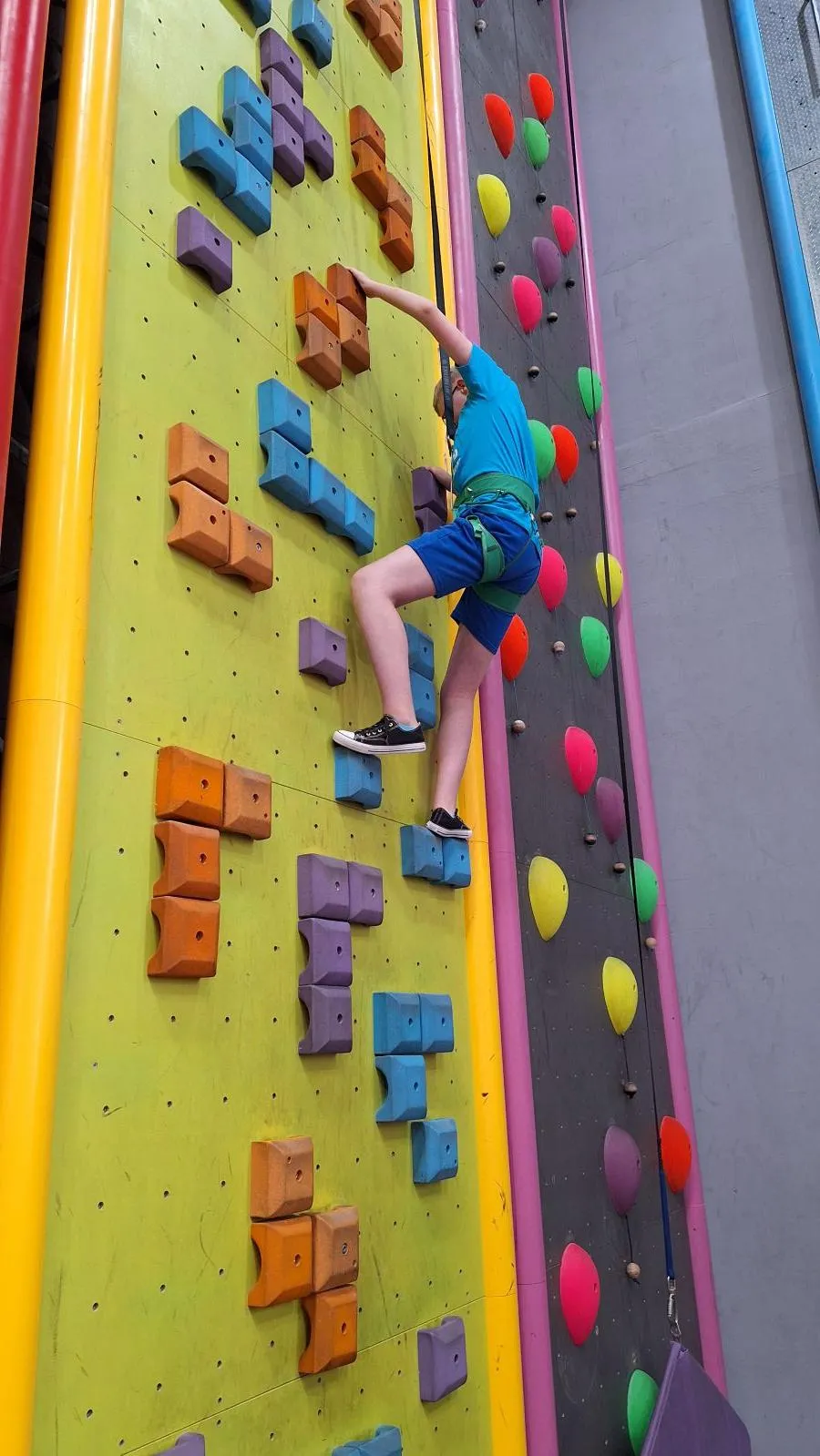 uczniowie na ściance wspinaczkowej