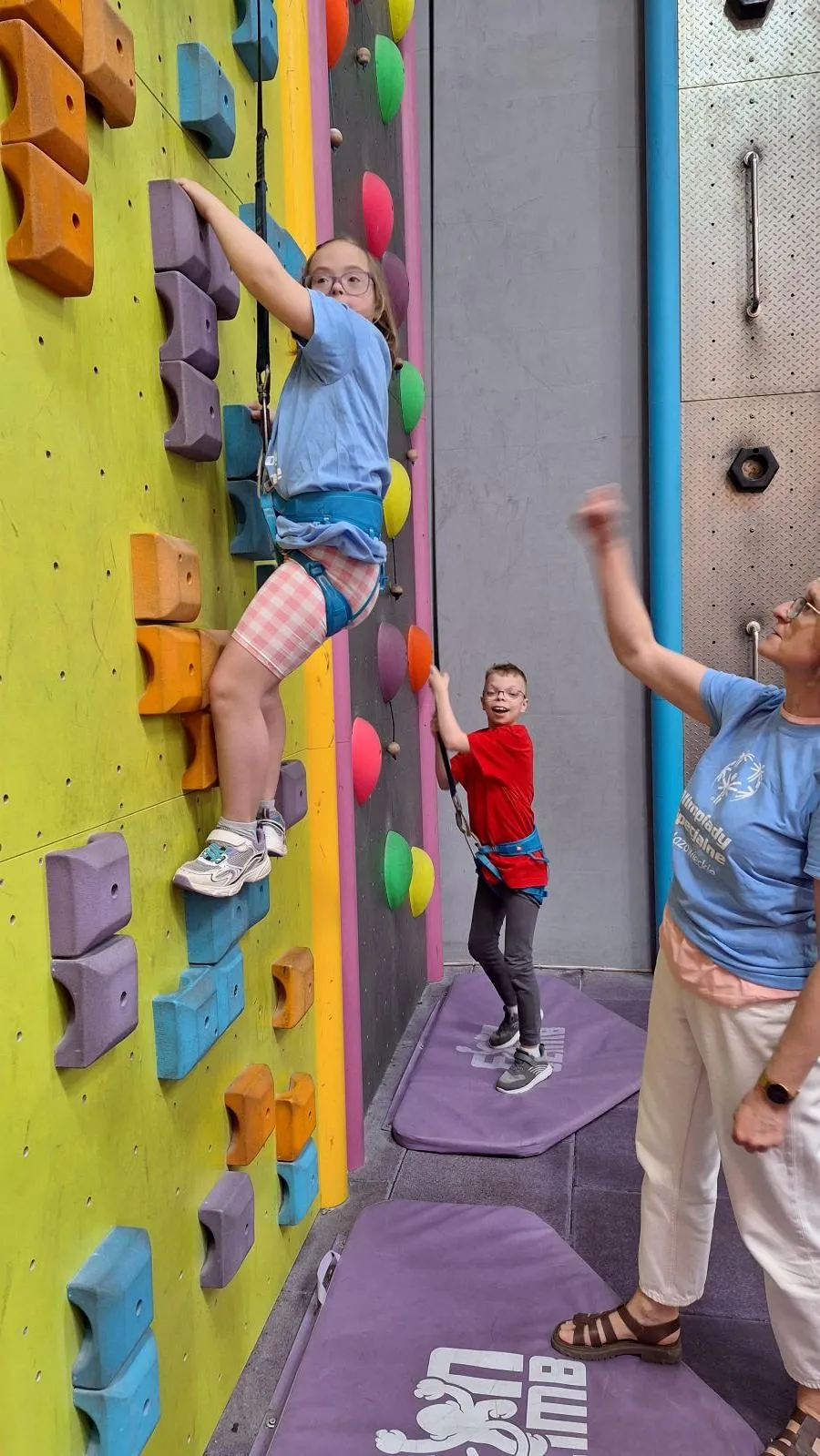 uczniowie na ściance wspinaczkowej