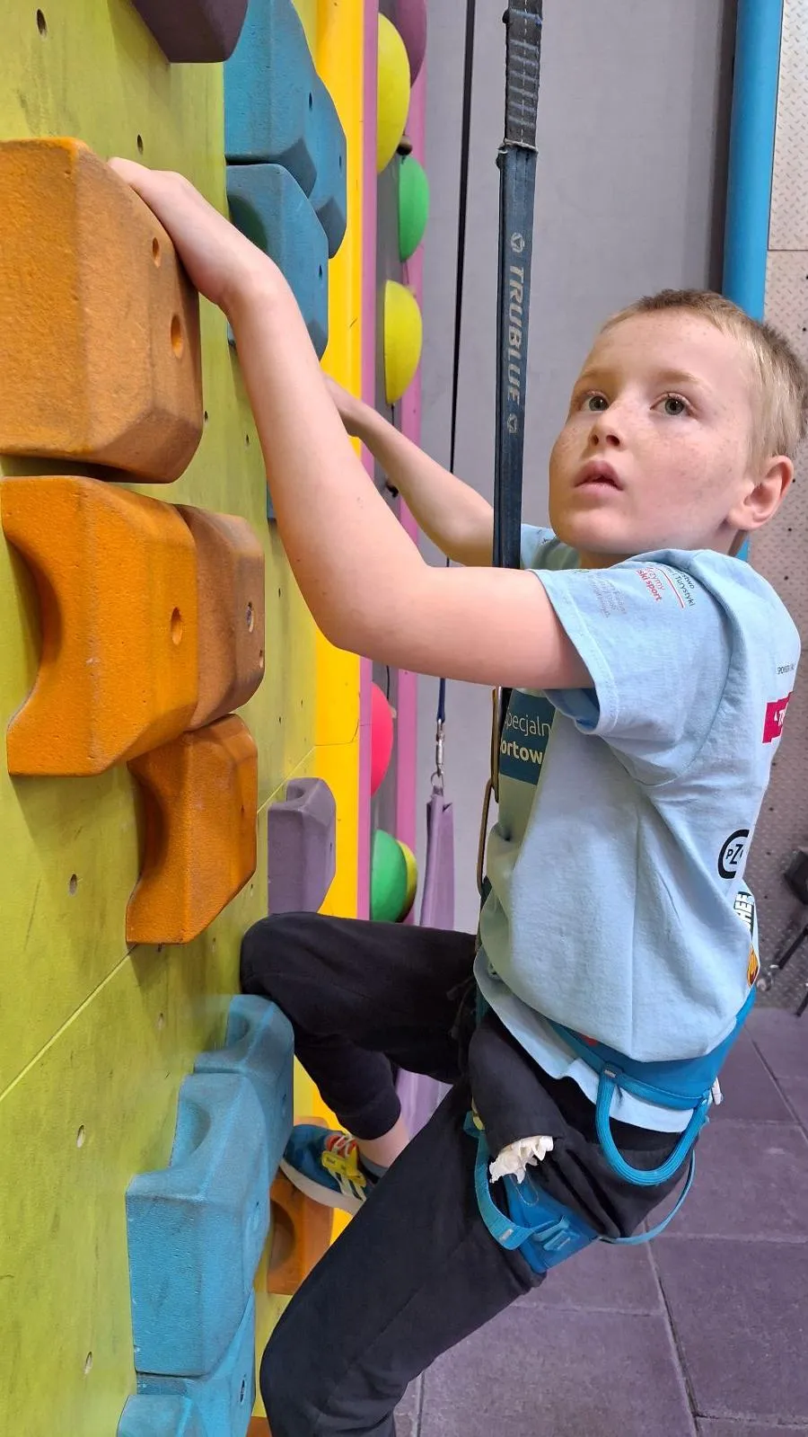 uczniowie na ściance wspinaczkowej