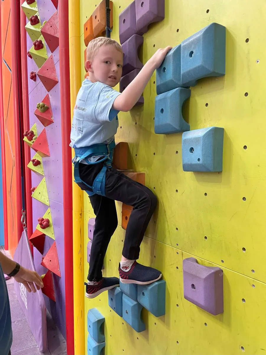 uczniowie na ściance wspinaczkowej