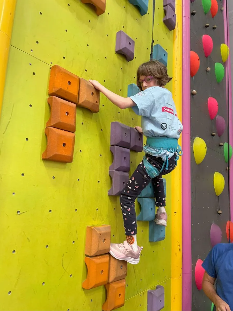 uczniowie na ściance wspinaczkowej