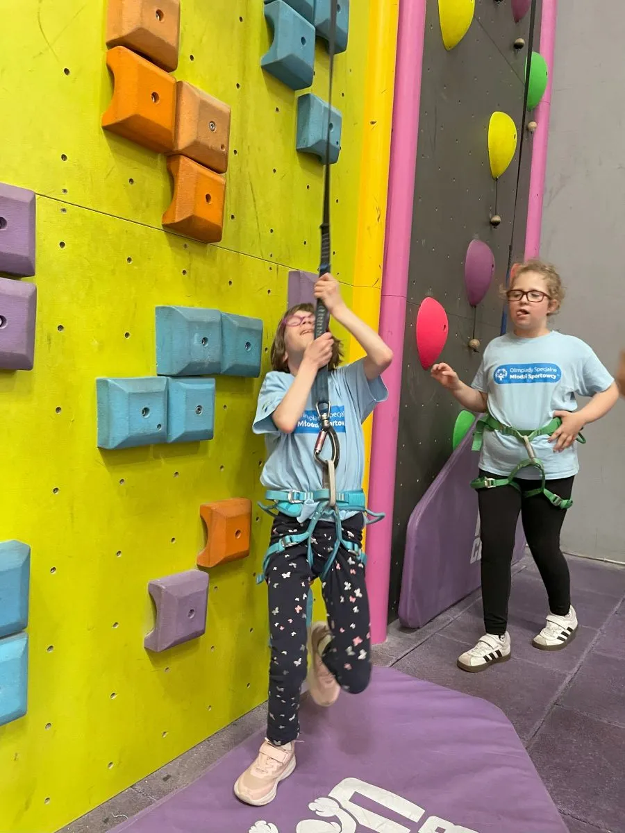uczniowie na ściance wspinaczkowej