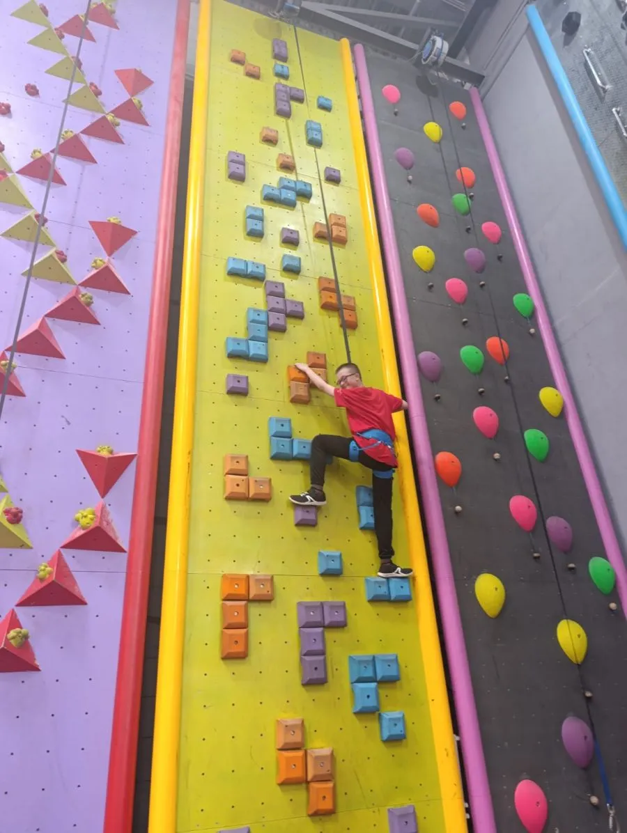 uczniowie na ściance wspinaczkowej