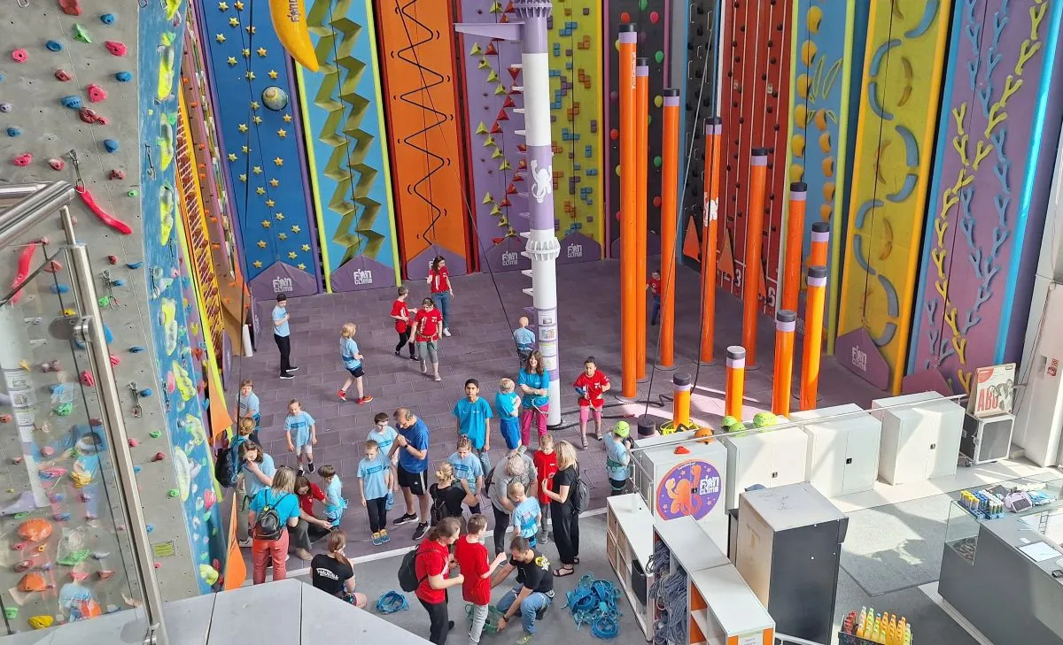uczniowie na ściance wspinaczkowej