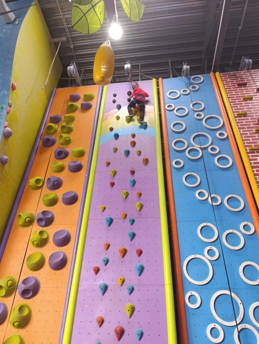 uczniowie na ściance wspinaczkowej