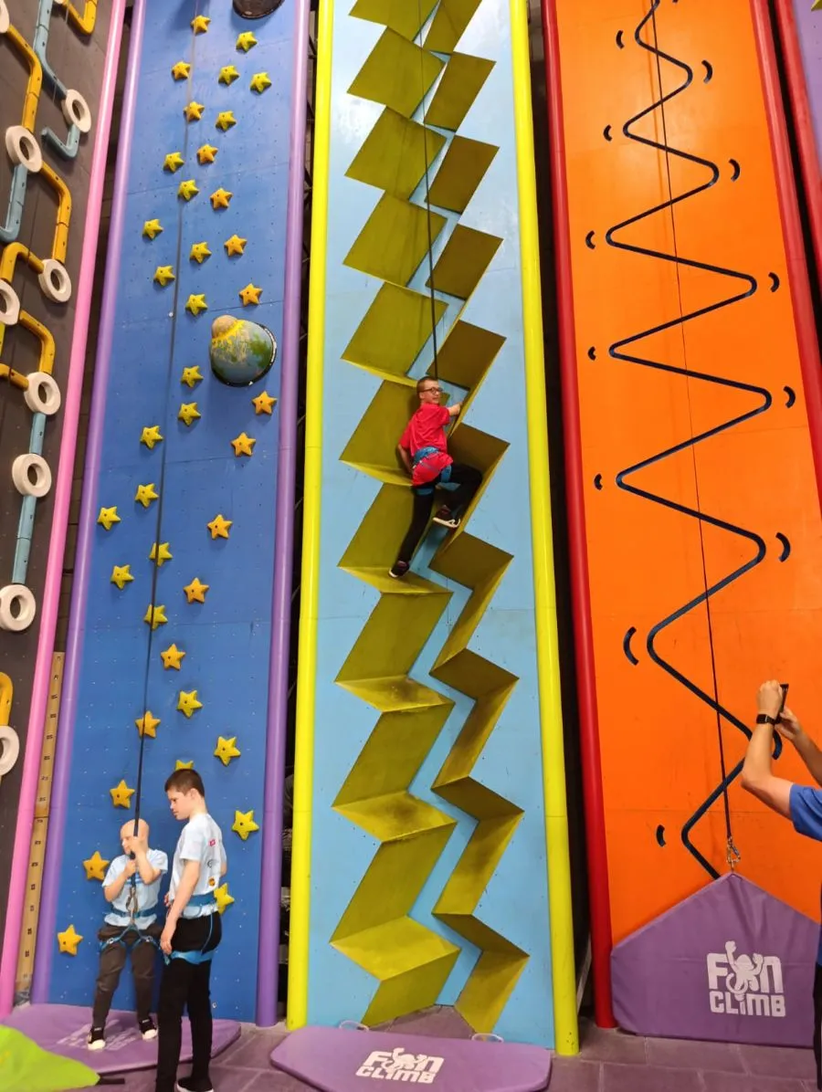 uczniowie na ściance wspinaczkowej