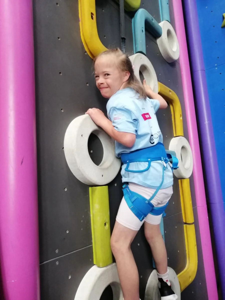 uczniowie na ściance wspinaczkowej