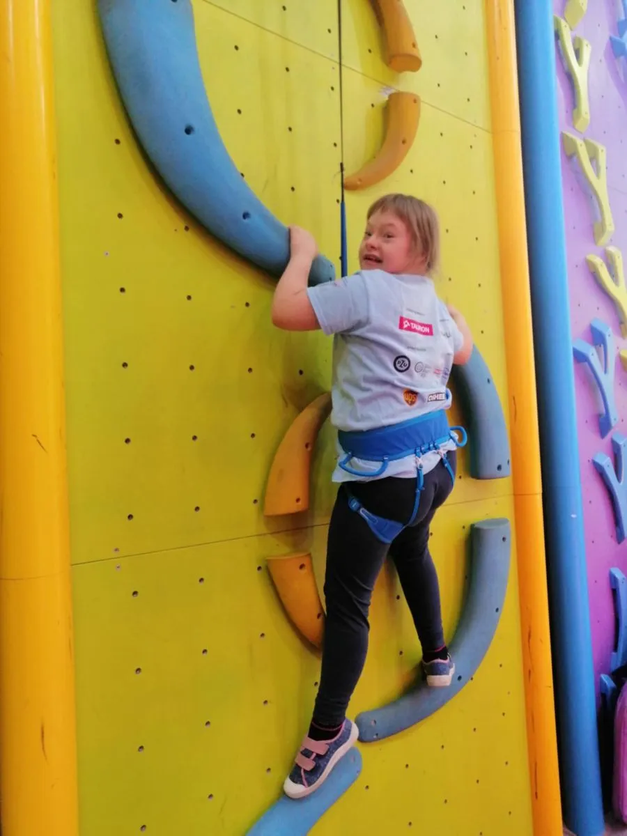 uczniowie na ściance wspinaczkowej