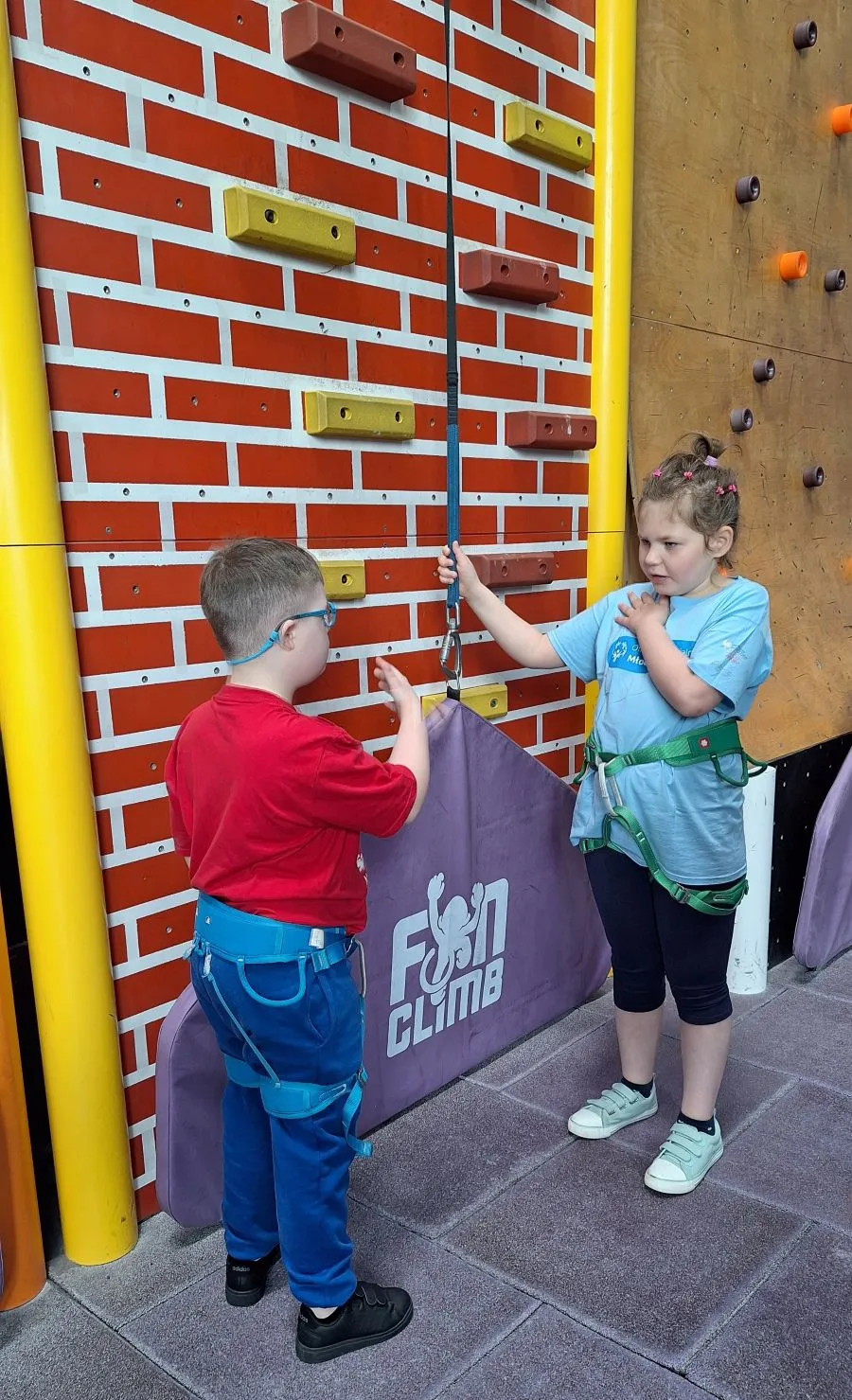 uczniowie na ściance wspinaczkowej