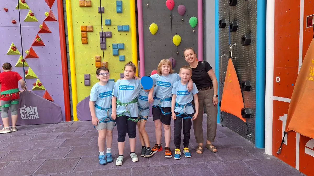 uczniowie na ściance wspinaczkowej