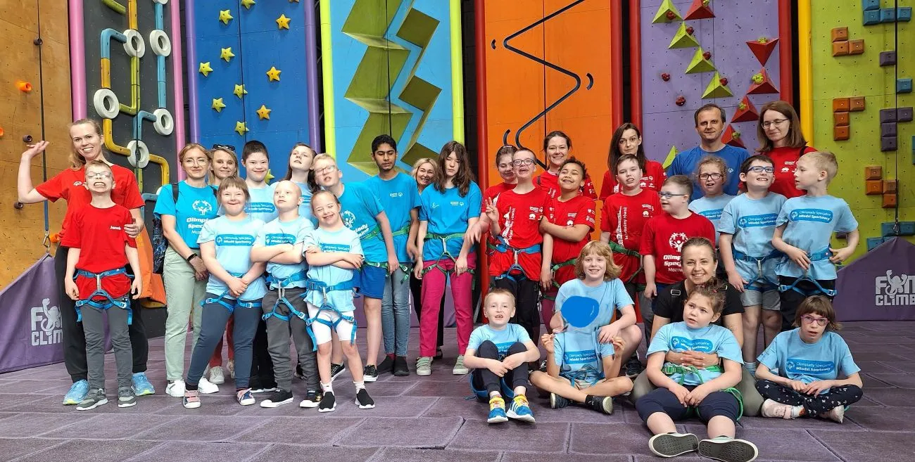 uczniowie na ściance wspinaczkowej