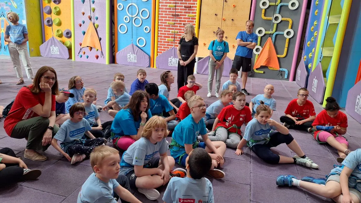 uczniowie na ściance wspinaczkowej