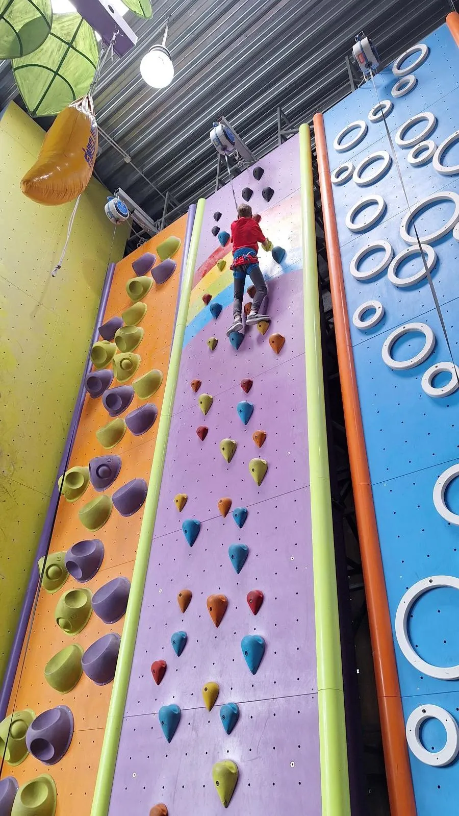 uczniowie na ściance wspinaczkowej