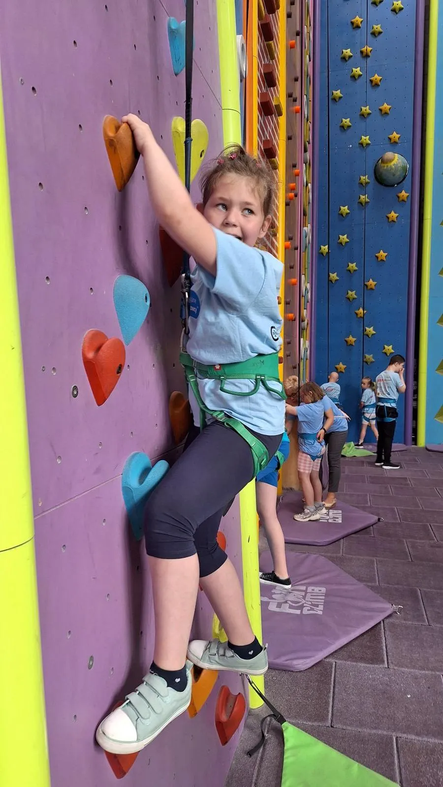 uczniowie na ściance wspinaczkowej