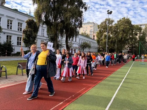 Przemarsz uczniów - otwarcie zawodów