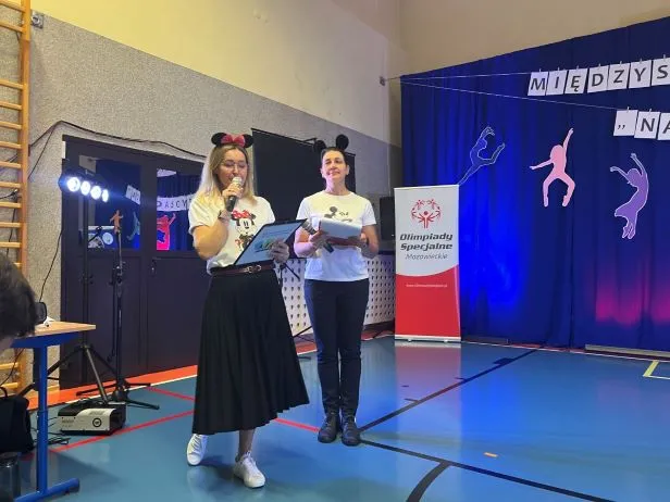 Prowadzące III Międzyszkolny Turniej " Na skrzydłach Tańca": Bożena Kowalska, Małgorzata Dziekan