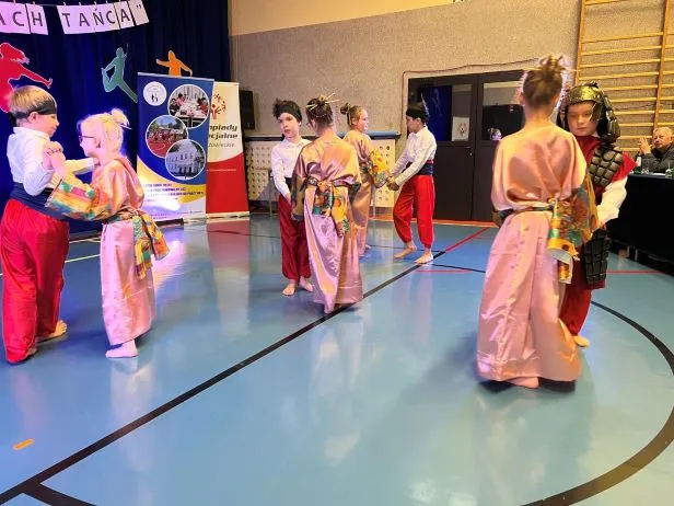 Występ uczniów i uczennic Szkoły Podstawowej nr 177