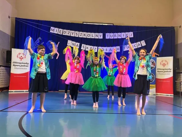 Występ uczniów i uczennic Szkoły Podstawowej nr 99