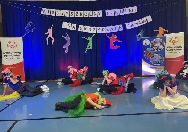 Występ uczniów i uczennic Szkoły Podstawowej nr 240