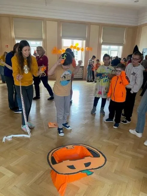 Rzuty do dyni; zabawa ruchowa: rzucanie kulkami z papieru ("małe dynie") do dużej dyni – pudełka