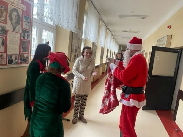 Obdarowywanie przez Mikołaja pracowników szkoły