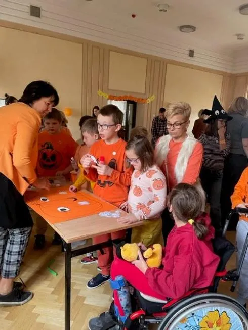 Zagadka z latarką – odgadywanie podświetlanego symbolu związanego z jesienią ukrytego w sylwetach dyń