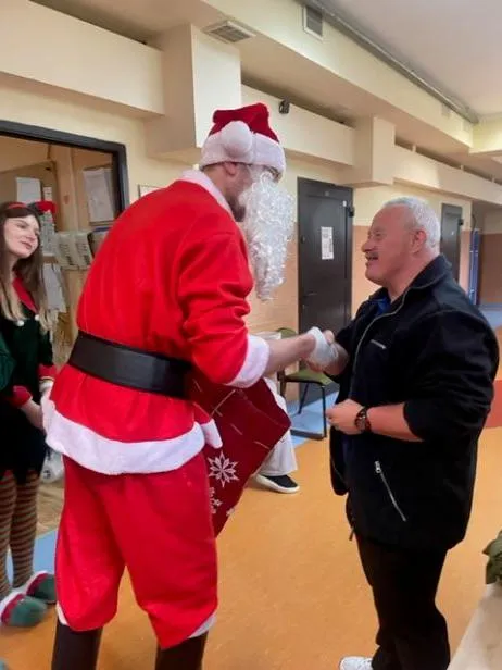 Obdarowywanie przez Mikołaja pracowników szkoły