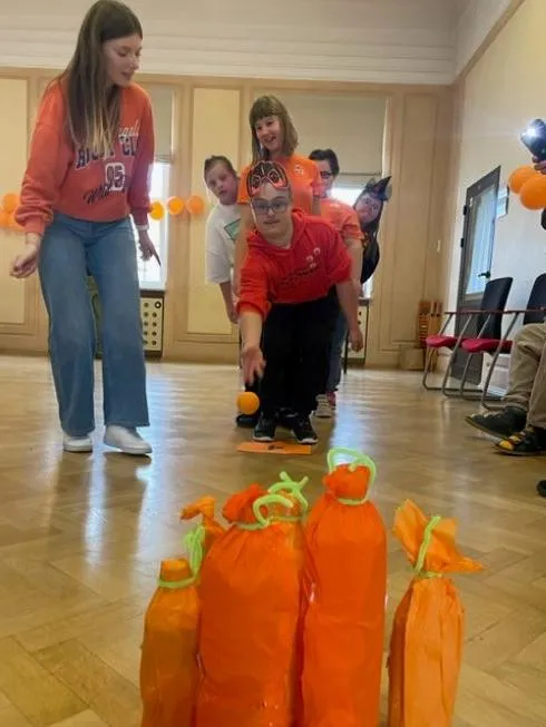 Dyniowe kręgle – puste butelki po wodzie z naklejonymi buźkami duszków przewracane turlaną papierową dynią