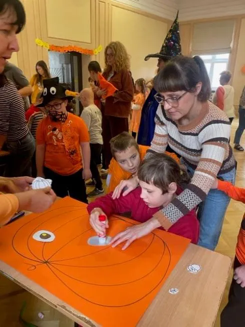 Klasowa dynia - uczniowie razem z nauczycielem tworzą na dużym kartonie własną dynię (ozdabianie farbami w sztyfcie, naklejkami, oczami samoprzylepnymi itd.), nadawanie nazwy/imienia