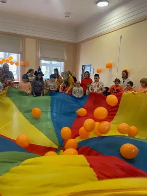 Zabawa z chustą Klanzy i balonami