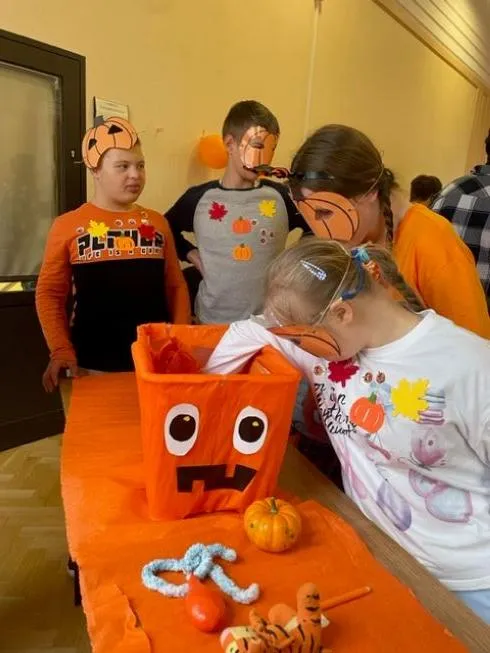 Poszukiwacze skarbów – w pudełku ozdobionym jak dynia są pomarańczowe kulki z papieru, wśród których schowane są różne przedmioty o kolorze pomarańczowym. Uczniowie po kolei wkładają ręce do pudła, wyciągają przedmioty i nazywają je: marchewka, kredka, piłka, szalik, liść itd.