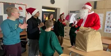 spotkanie Mikołaja z uczniami klasy 6d/7b/8f