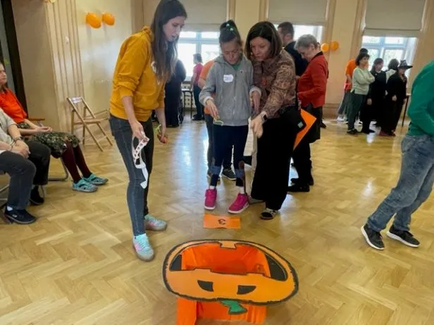 Rzuty do dyni; zabawa ruchowa: rzucanie kulkami z papieru ("małe dynie") do dużej dyni – pudełka