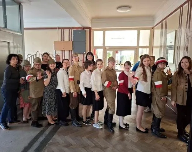 Wejście na aulę występujących uczniów w rytm piosenki Marsz Mokotowa