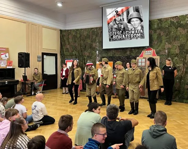 Inscenizacja z udziałem występujących uczniów do piosenki „Hej chłopcy, bagnet na broń”