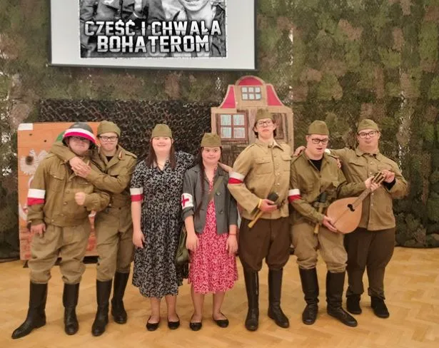 Uczniowie uczestniczący w inscenizacji w powstańczym umundurowaniu, współna fotografia.