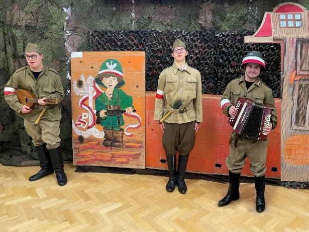 Występujący uczniowie w roli muzyków powstańczej Warszawy.