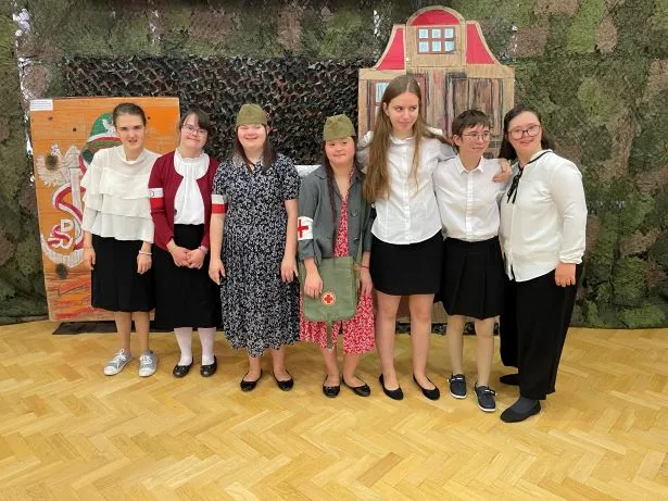 Występujące uczennice w inscenizacji do piosenki „Sanitariuszka Małgorzatka”.