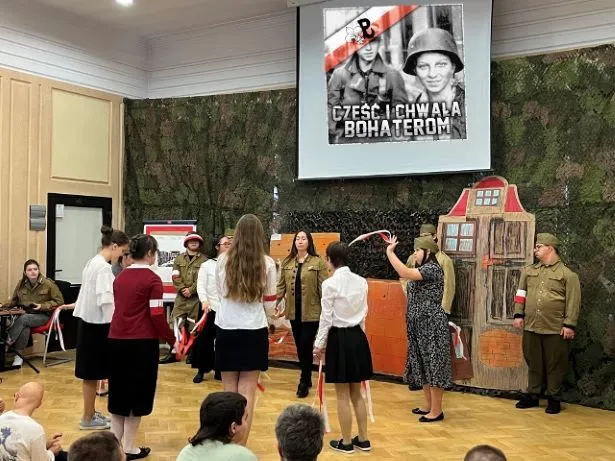 Występujący uczniowie w  Tańcu ze wstążkami do muzyki z filmu Czas Honoru.