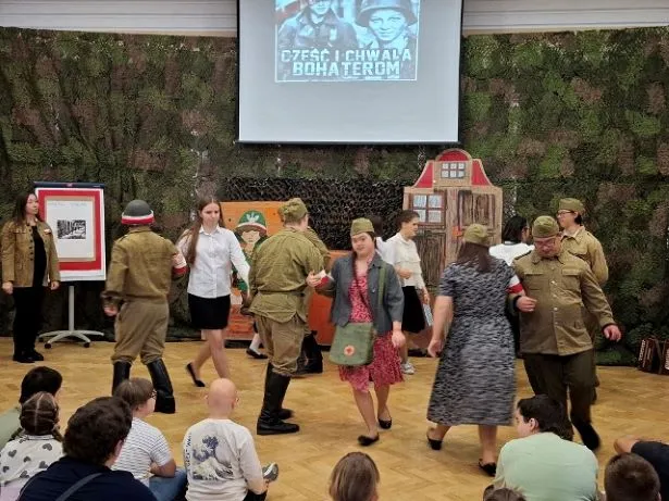 Układ taneczny w parach do piosenki „Pałacyk Michla”.