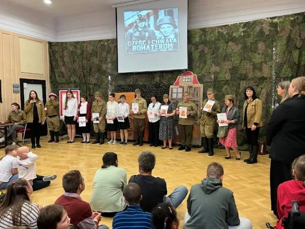 Inscenizacja słowno- muzyczna Symbole narodowe z wykorzystaniem obrazków.