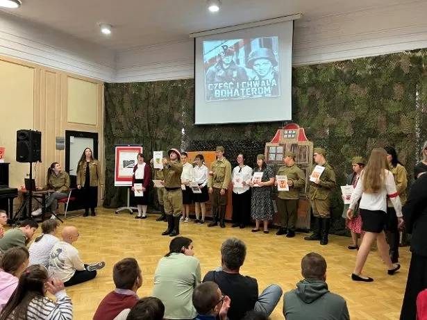 Inscenizacja słowno- muzyczna Symbole narodowe z wykorzystaniem obrazków.