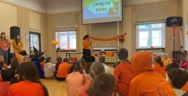 Społeczność szkolna na rozpoczęciu uroczystości.