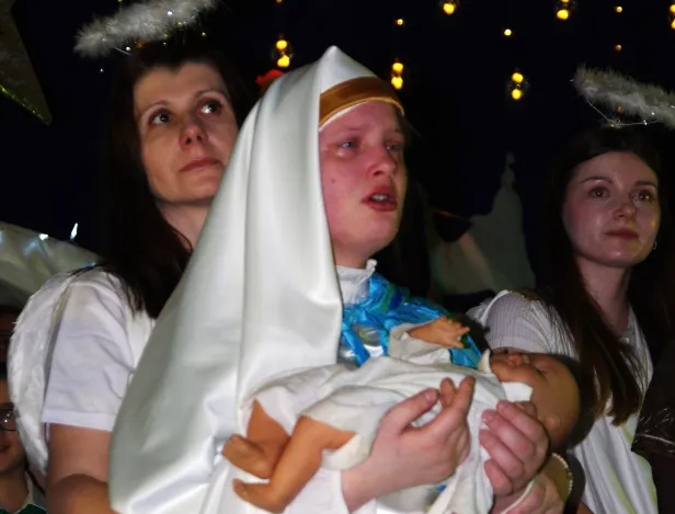 Wzruszenie uczennicy odgrywającej rolę Maryi