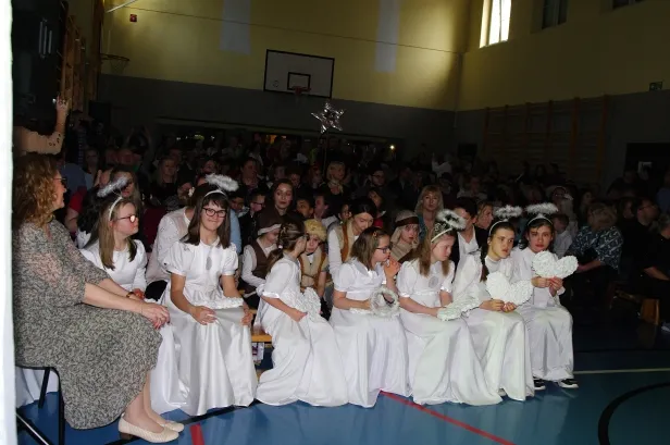 Aniołki schodzą ze sceny i siadają w Ławce